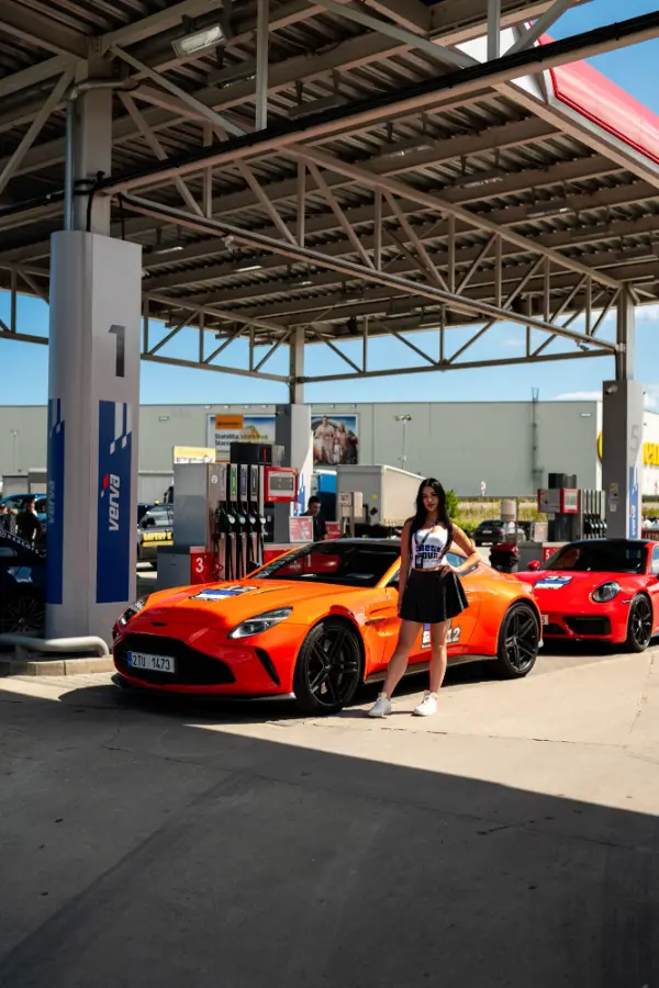 Oranžový Aston Martin Vantage na čerpacej stanici