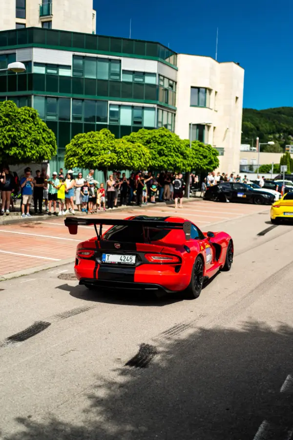 Červený Dodge Viper odchádza pred davom
