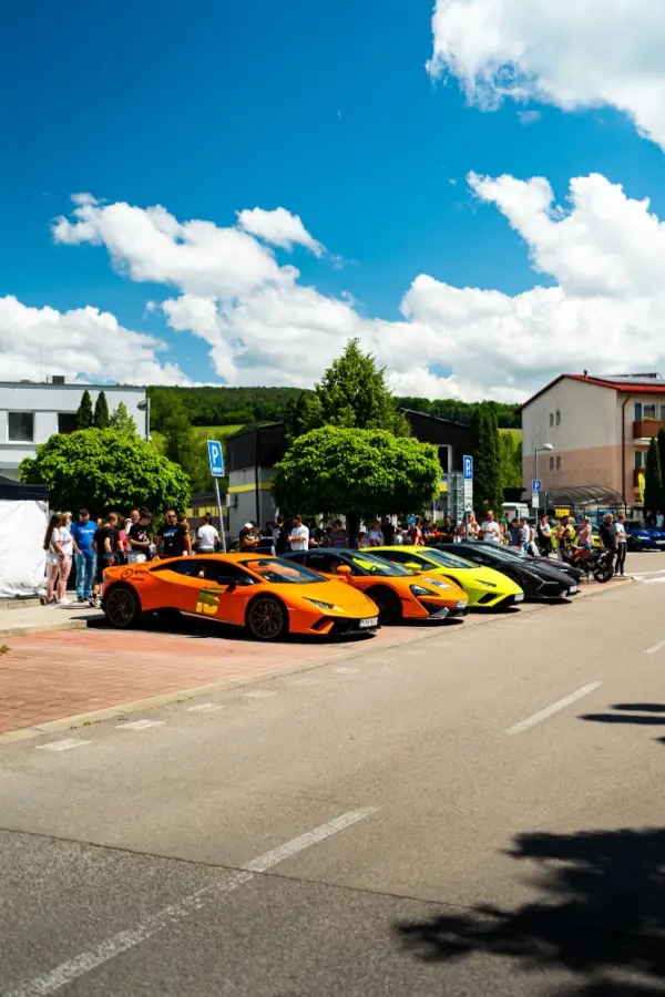 Rad supercarov pod modrou oblohou