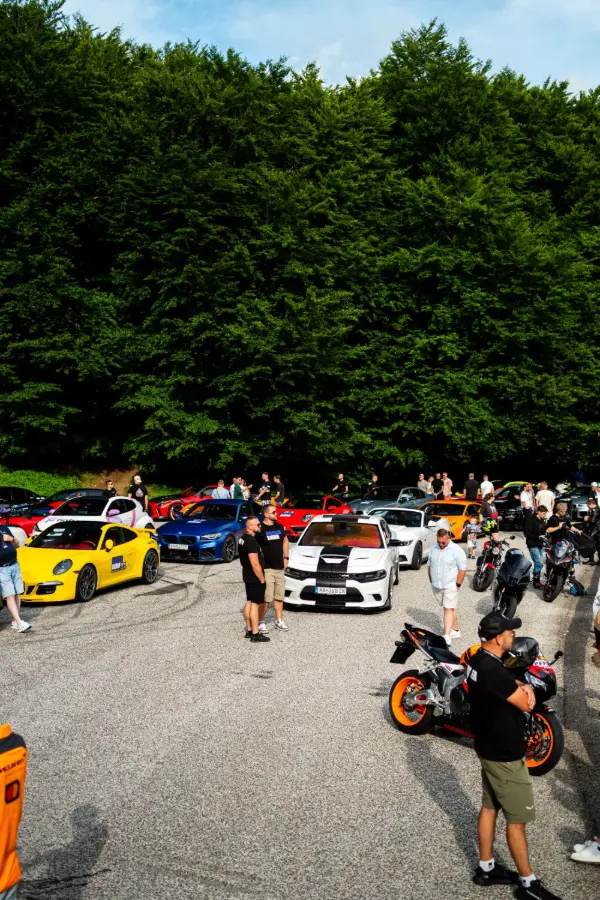 Zraz áut a motoriek pod lesom