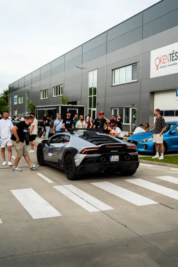 Lamborghini Huracán Sterrato prechádza pomedzi ľudí