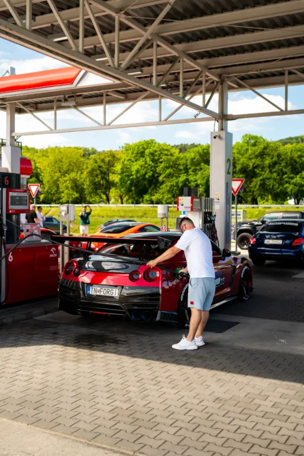 Tankovanie červeného Nissanu GT-R