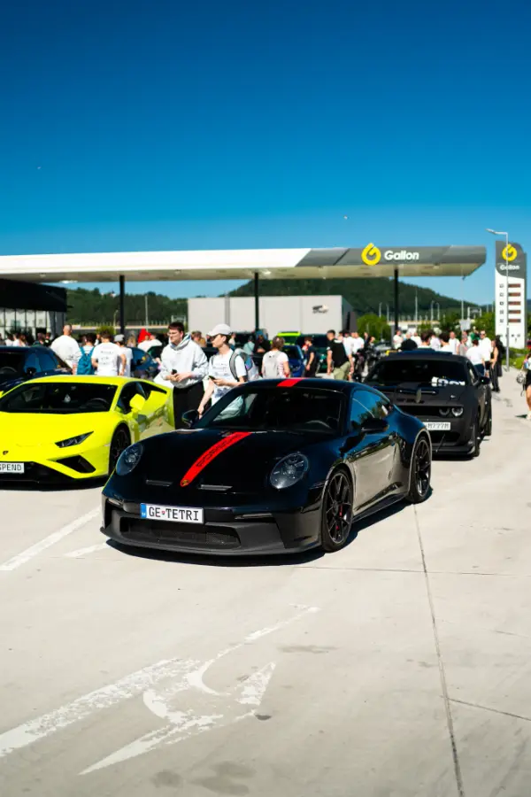 Čierne Porsche 911 GT3 na čerpacej stanici Gallon