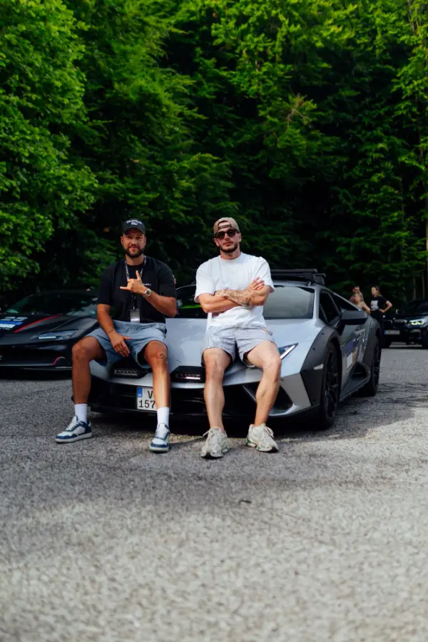 Dvaja hostia sediaci na Lamborghini Huracán Sterrato