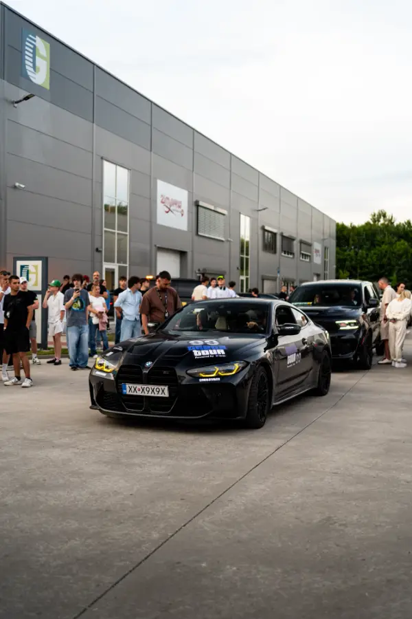 Čierne BMW M4 so štartovým číslom Greta Tour
