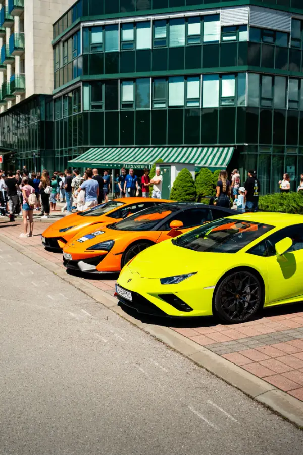 McLaren a Lamborghini Huracán pred hotelom