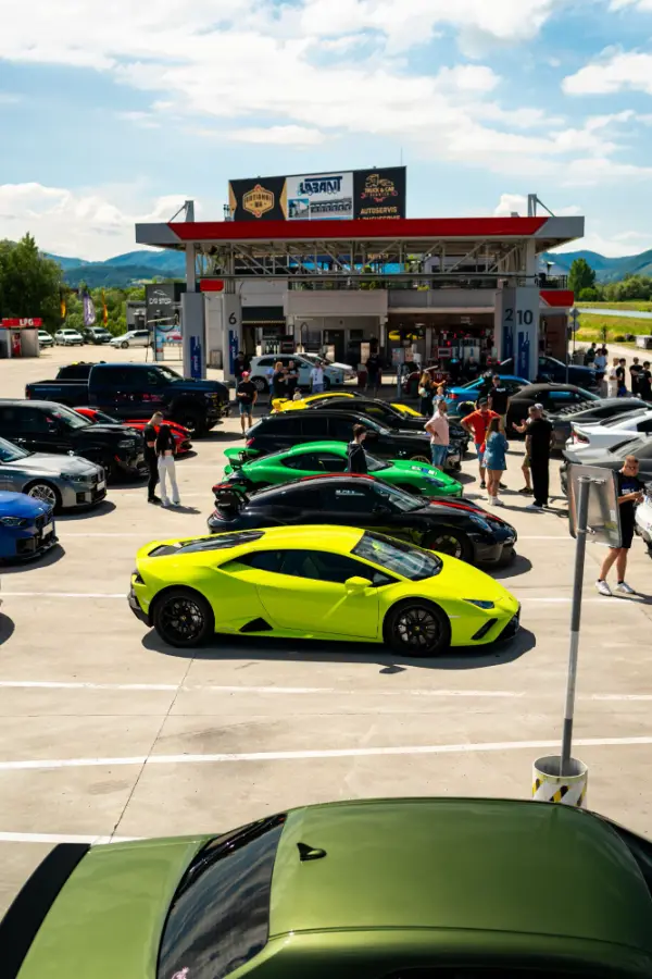 Supercary na čerpacej stanici počas Greta Tour