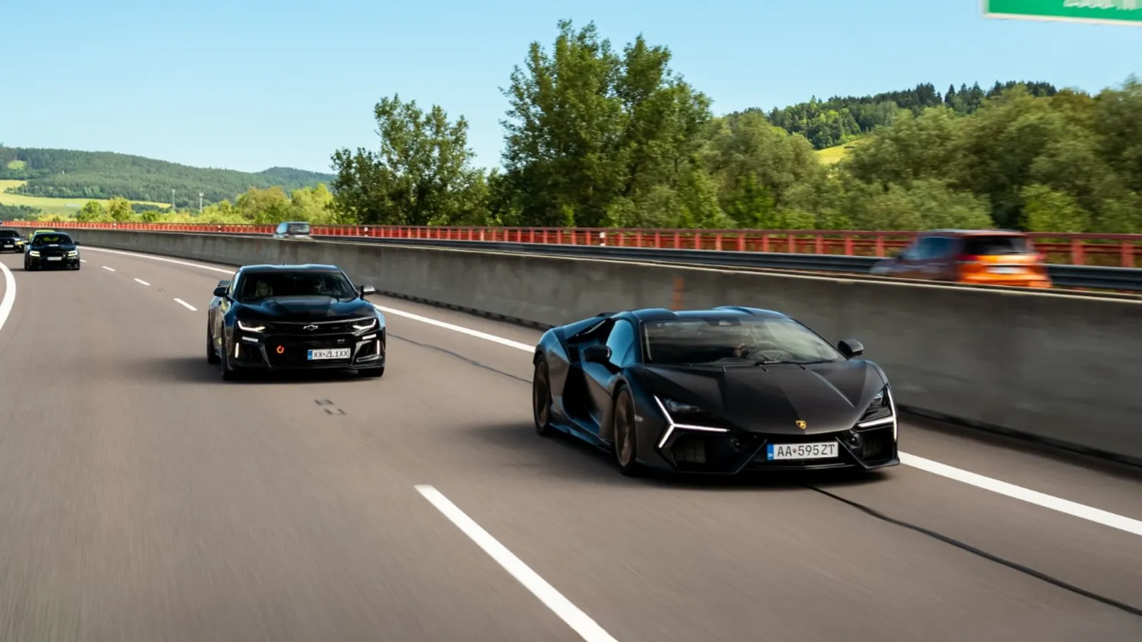 Lamborghini a Camaro na diaľnici počas Greta Tour
